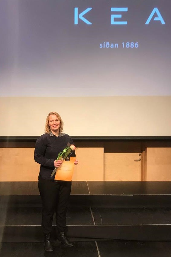 Þórný Barðadóttir tekur við styrkveitingu frá KEA @ IEH