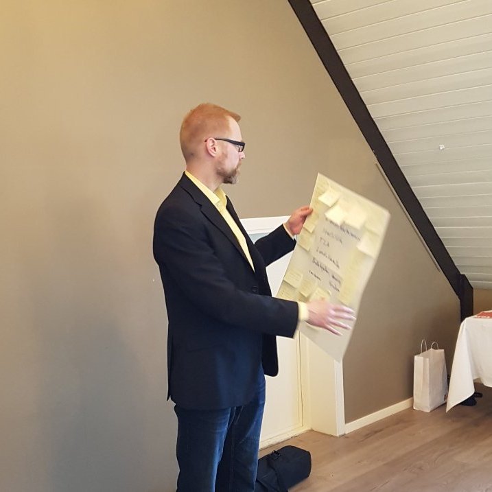 Jón Þorvaldur kynnir niðurstöður frá borði 3