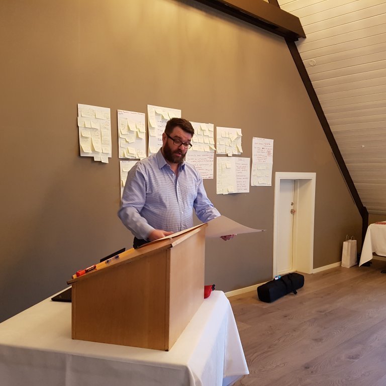 Magnús kynnir niðurstöður frá borði 6