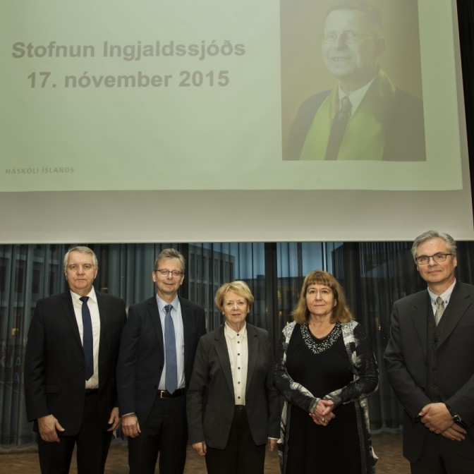 Stjórn sjóðsins ásamt rektor og fv. forseta Íslands. Frá vinstri: Þórður Sverrisson viðskiptafræðing…