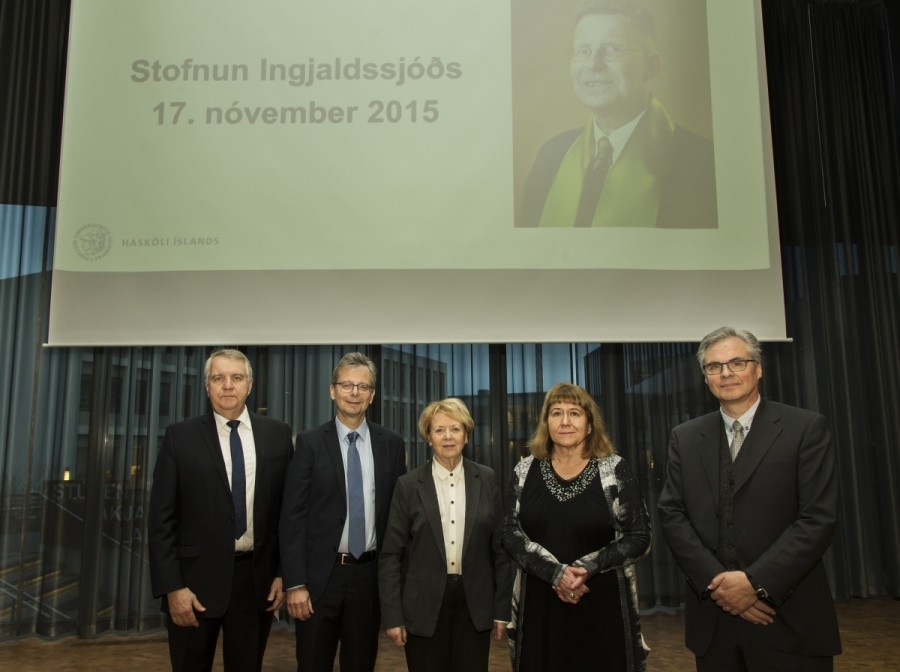 Stjórn sjóðsins ásamt rektor og fv. forseta Íslands. Frá vinstri: Þórður Sverrisson viðskiptafræðing…