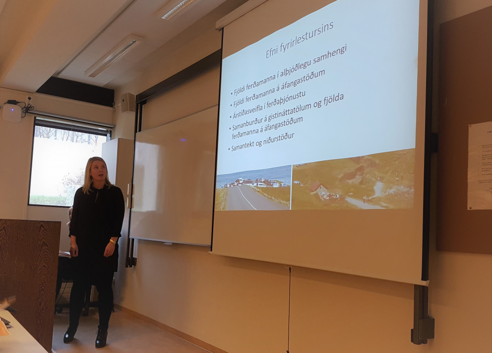 Gyða flytur erindi sitt.