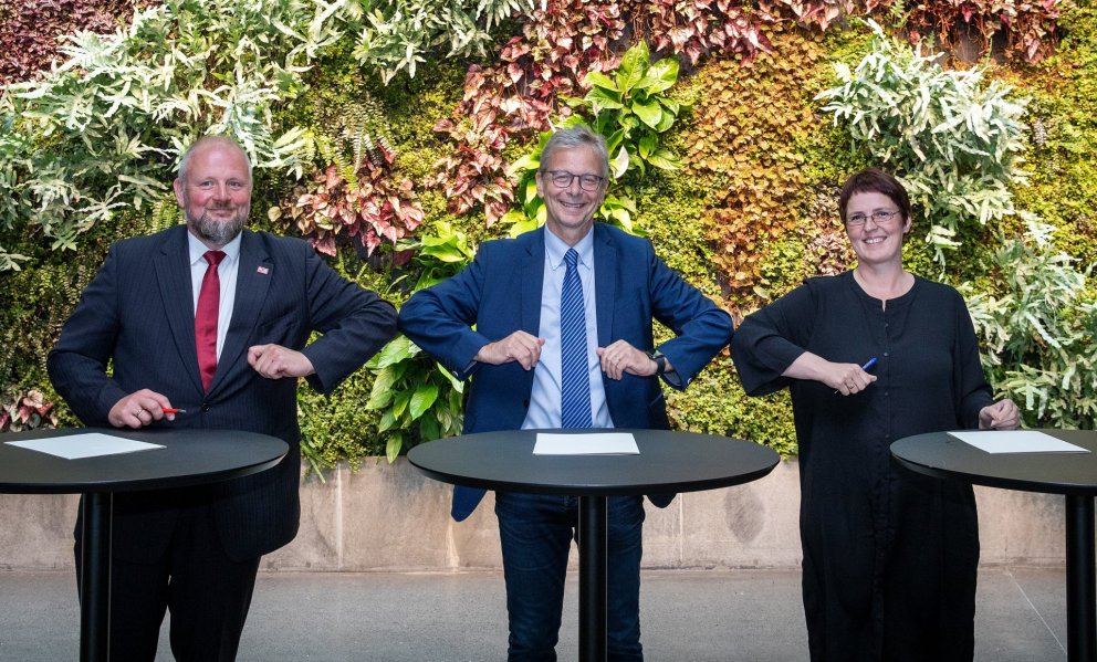 Samningur háskólanna um RMF endurnýjaður