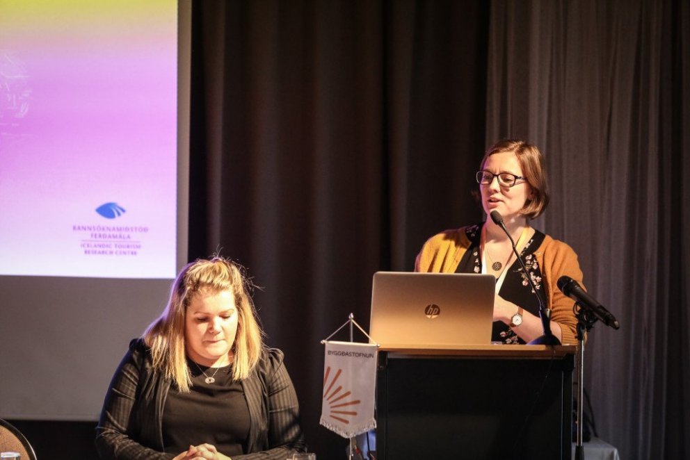 Eyrún flytur erindi (mynd af vef Byggðastofnunar)