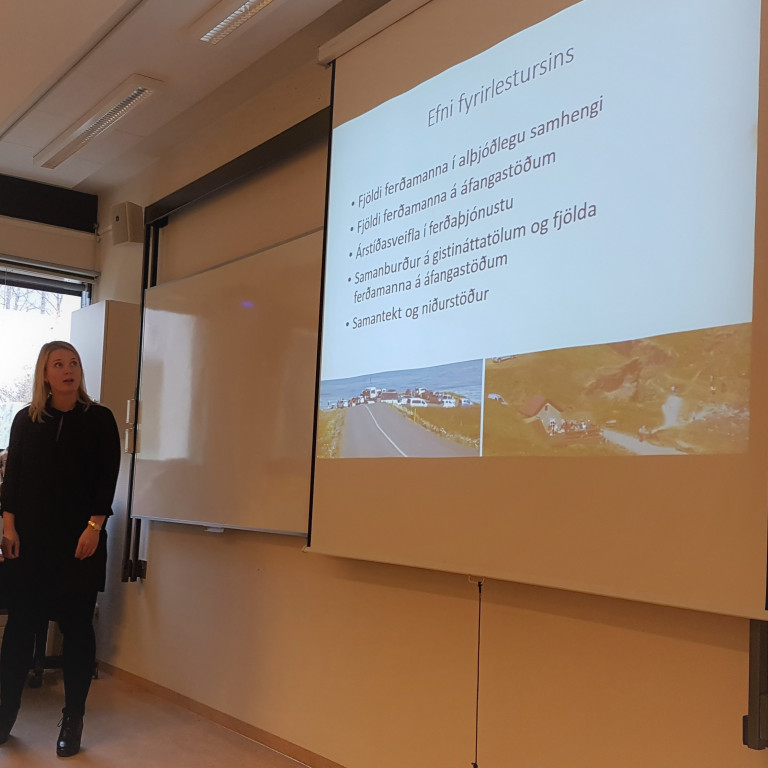 Gyða flytur erindi sitt.