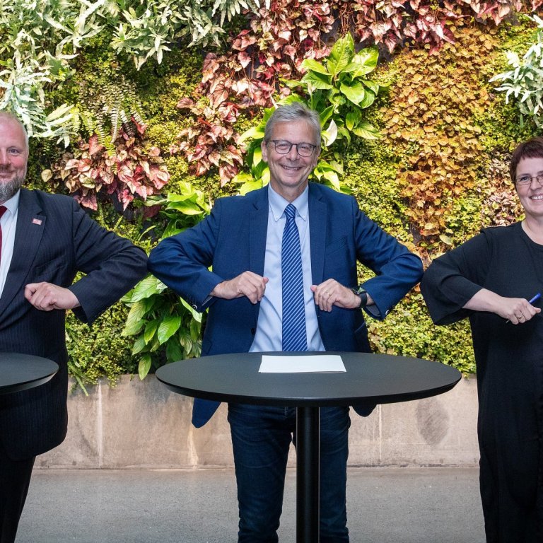 Samningur háskólanna um RMF endurnýjaður