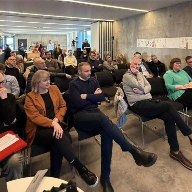 Frá málþinginu (mynd: west.is)